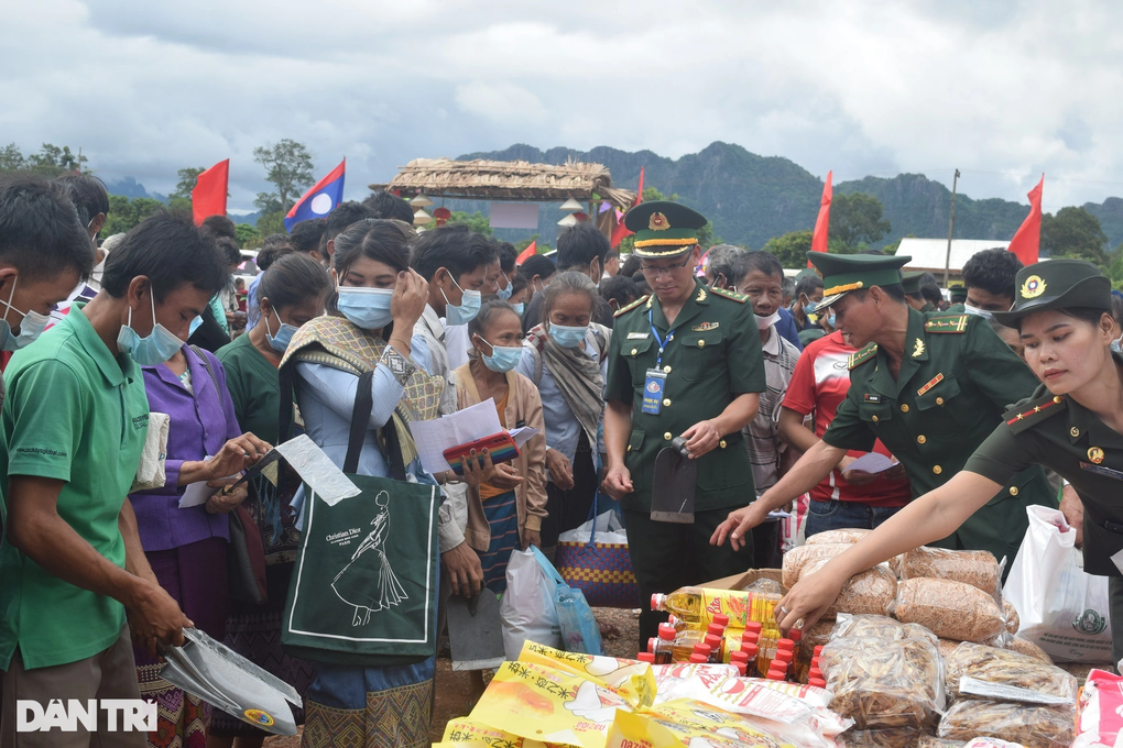 Mở gian hàng Việt giá 0 đồng, tặng công trình ánh sáng trên đất Lào - 5