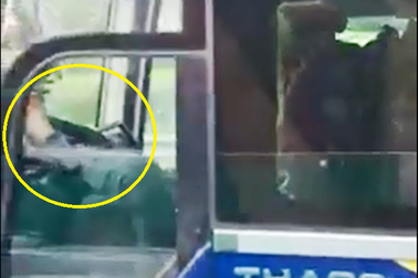 Tài xế lái xe khách bằng chân bị phạt 7,5 triệu đồng