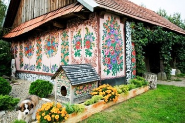 Khám phá ngôi làng “lòe loẹt” nhất Ba Lan 