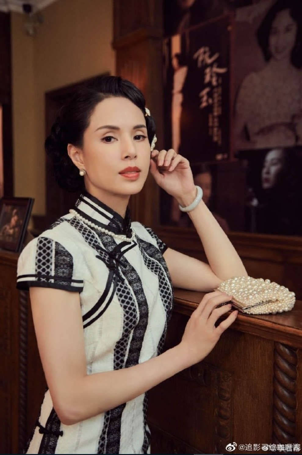 Cô Cô Lý Nhược Đồng mặc xường xám, khoe cánh tay cơ bắp - 4 Cô Cô Lý Nhược Đồng mặc xường xám, khoe cánh tay cơ bắp - 4