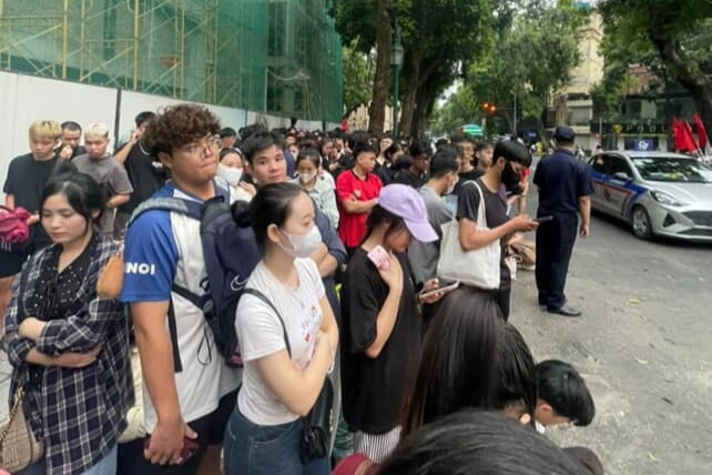 Xếp hàng xuyên đêm để nhận vé miễn phí concert “Việt Nam trong tôi” - 3