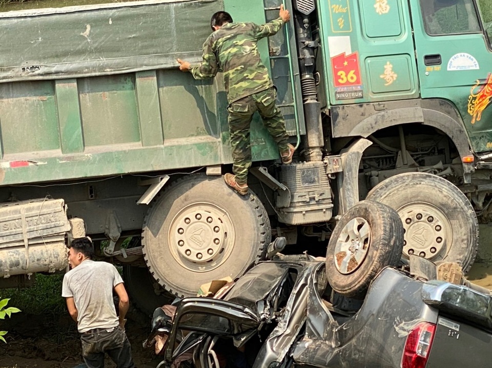 Xe bán tải bị vò nát bét, 3 người thoát chết kỳ diệu - 2 Xe bán tải bị vò nát bét, 3 người thoát chết kỳ diệu - 2