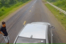 Ô tô con đi như "trêu ngươi" xe tải trên đường đèo