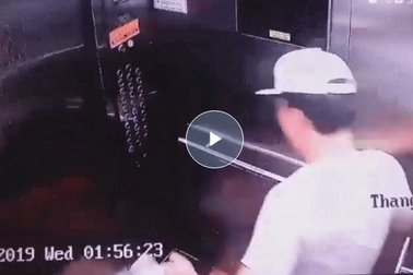 Bức xúc clip người đàn ông hung hãn phá thang máy chung cư