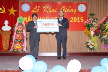Rohto- Mentolatum (VN) trao học bổng đến sinh viên nghèo năm 2014