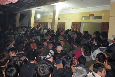 Chen chân lấy ấn tại Đền Trần Thanh Hóa