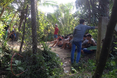 Hoá trang "con bạc", băng vườn thanh long phá trường gà lớn