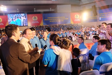 Thủ tướng Nguyễn Xuân Phúc gặp gỡ 2.000 công nhân miềnTrung