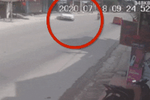 Va chạm với ô tô con, xe máy suýt bị hất vào gầm xe tải