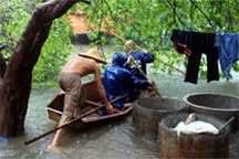 Sạt mái đê sông Hồng, một học sinh tụt cống mất tích