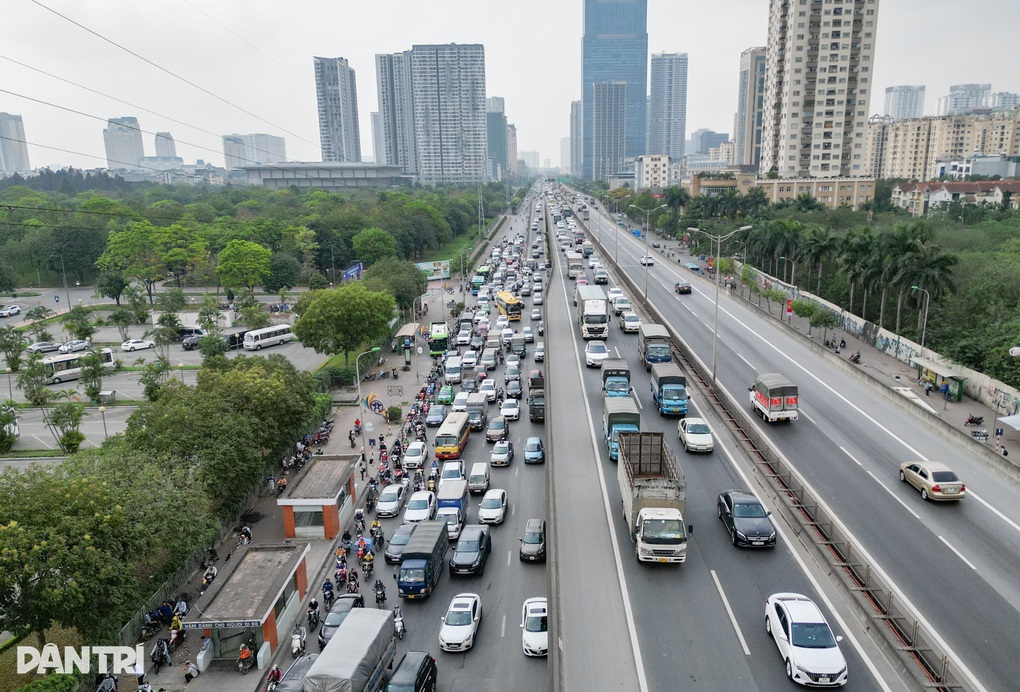 Người dân ùn ùn rời Hà Nội, bến xe chật kín người - 2 Người dân ùn ùn rời Hà Nội, bến xe chật kín người - 2