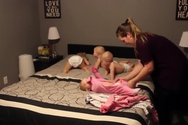 Clip "triệu lượt xem": Mẹ siêu nhân mặc đồ cho 4 tiểu quỷ