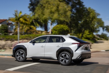 Xe điện Toyota bZ4X vừa mở bán đã "cháy hàng", đầy hứa hẹn về Việt Nam