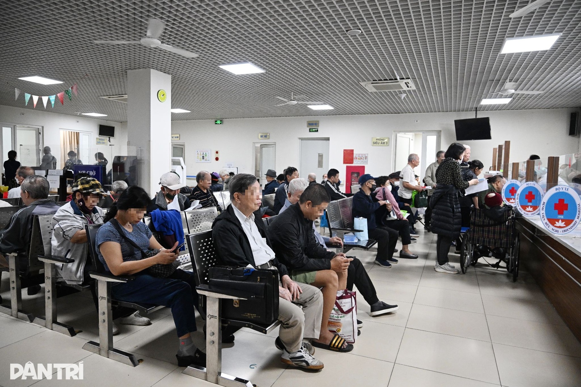 Hà Nội: Bệnh viện đông nghịt, ca đột quỵ tăng vì thời tiết ẩm ương - 5