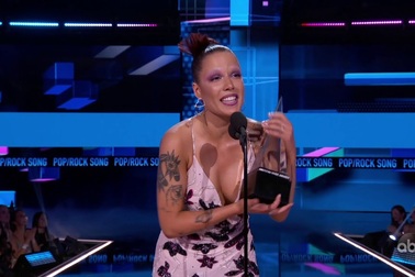 Halsey giành giải bài hát hay nhất
