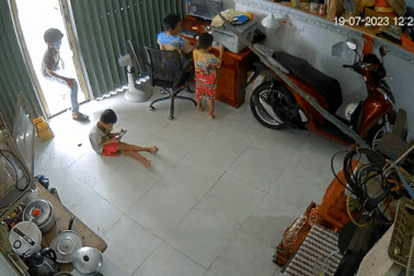 TPHCM: Người mẹ "đứng tim" khi kẻ gian vào nhà giật điện thoại của con trai