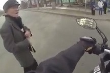 Hành động đẹp của một biker khiến cộng đồng mạng thán phục