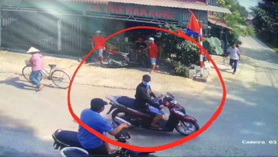 Nghi can xả súng 4 người chết 2 lần cướp xe máy để tẩu thoát - 3 Nghi can xả súng 4 người chết 2 lần cướp xe máy để tẩu thoát - 3