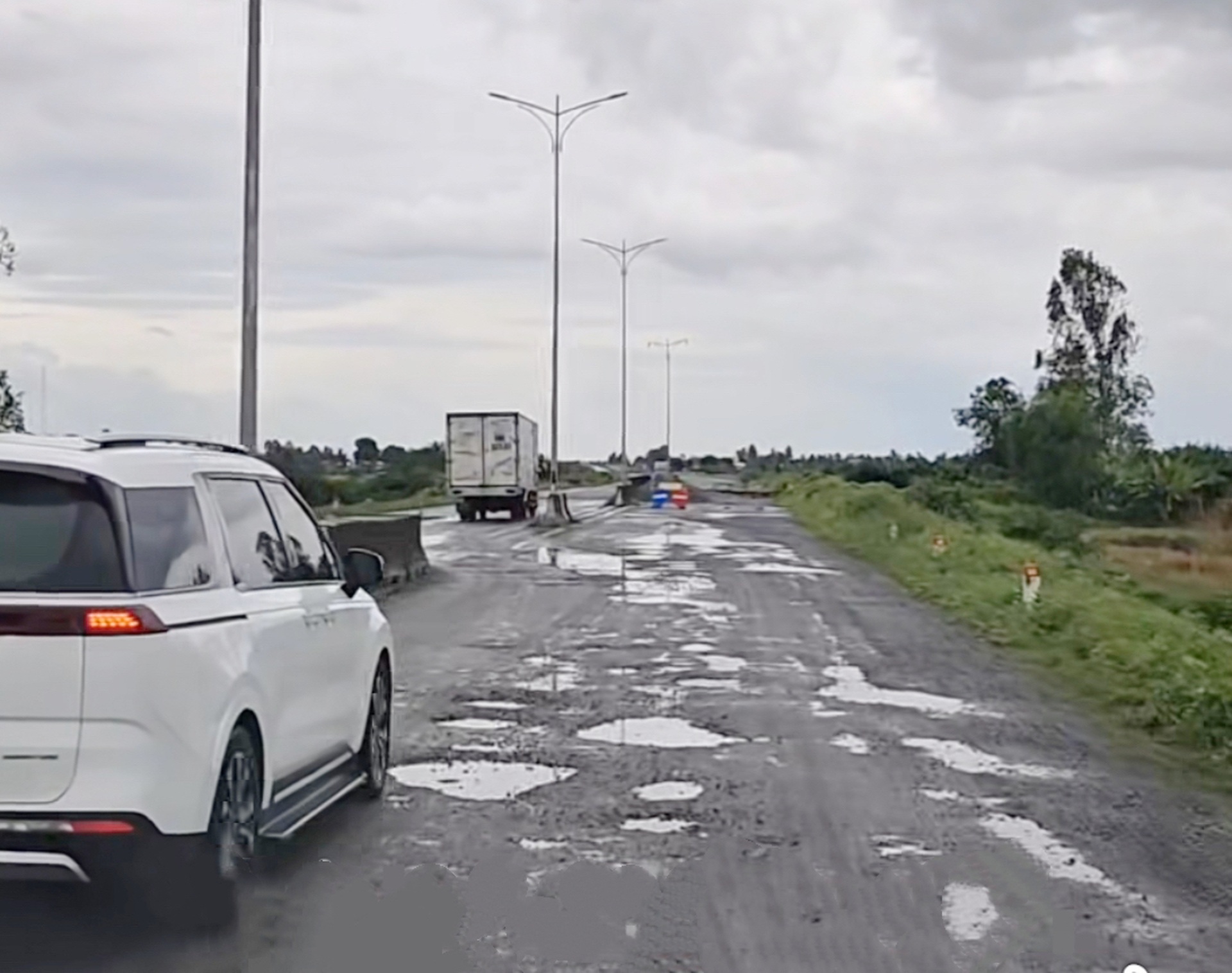 Hơn 50km đường nhan nhản ổ voi, ổ gà lột xác sau khi đầu tư 750 tỷ đồng - 9