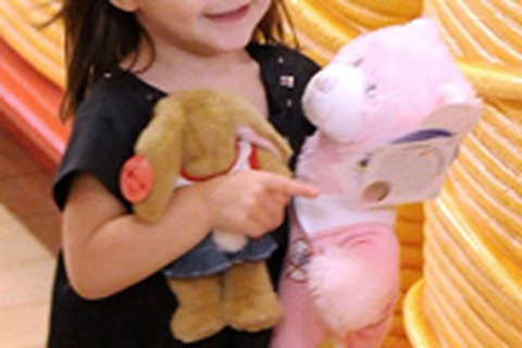 Bé Suri được đi “sắm” đồ chơi