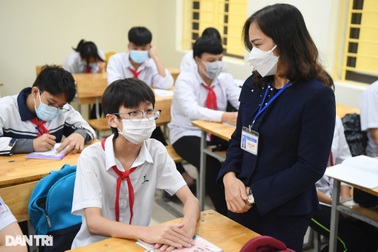 Thi vào 10 ở Hà Nội: Phụ huynh như ngồi trên "đống lửa" chờ môn thi thứ tư