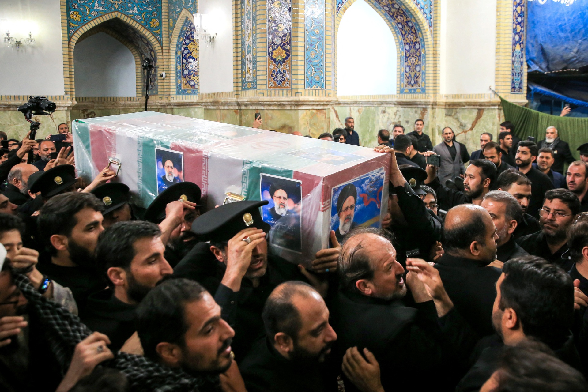 Biển người Iran tiễn đưa Tổng thống tử nạn trong vụ rơi trực thăng - 8