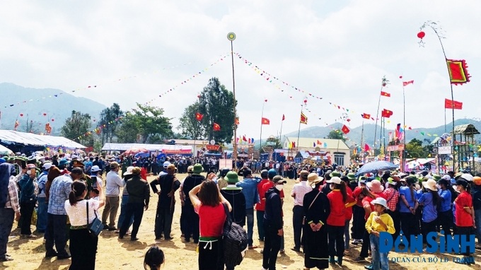 Tham gia trò cho dân gian tại lễ hội