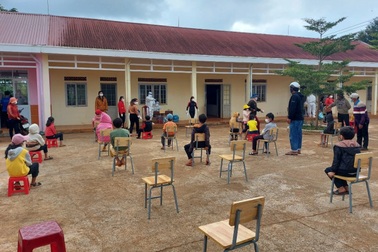 Phát hiện nhiều ca mắc Covid-19, hàng trăm học sinh dừng đến trường