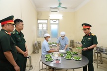 Kiểm tra đột xuất công tác hậu cần cho các lực lượng tham gia diễu binh