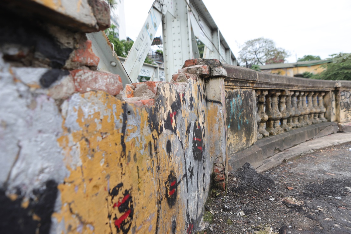 Ổ gà chắp vá trên cây cầu Long Biên 120 năm tuổi ở Hà Nội - 7