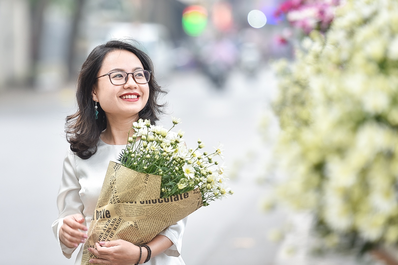 Cúc họa mi đầu mùa: Dân buôn hét giá cả trăm ngàn một bó vẫn cháy hàng - 13 Cúc họa mi đầu mùa: Dân buôn hét giá cả trăm ngàn một bó vẫn cháy hàng - 13