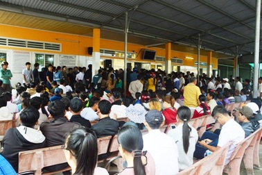 Người dân đổ xô đi làm chứng minh thư ngày cuối năm