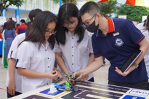 Học sinh lớp 10 ra mắt sản phẩm AI, robot tiện ích