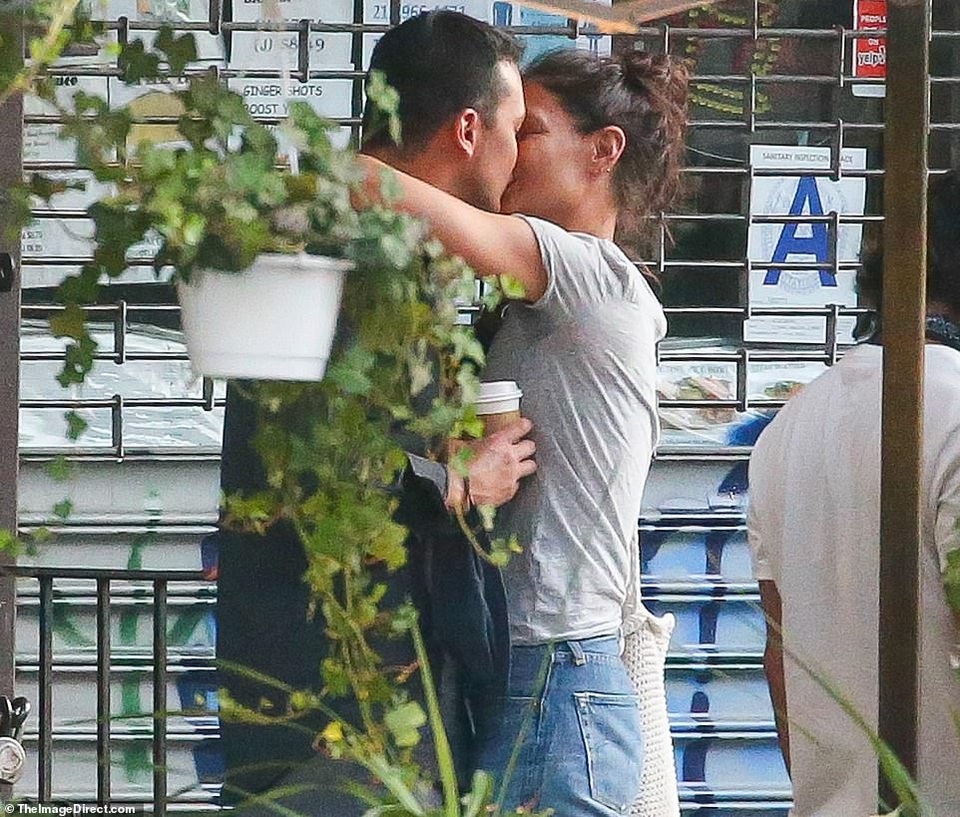 Katie Holmes tình tứ hôn bạn trai trẻ - 2 Katie Holmes tình tứ hôn bạn trai trẻ - 2