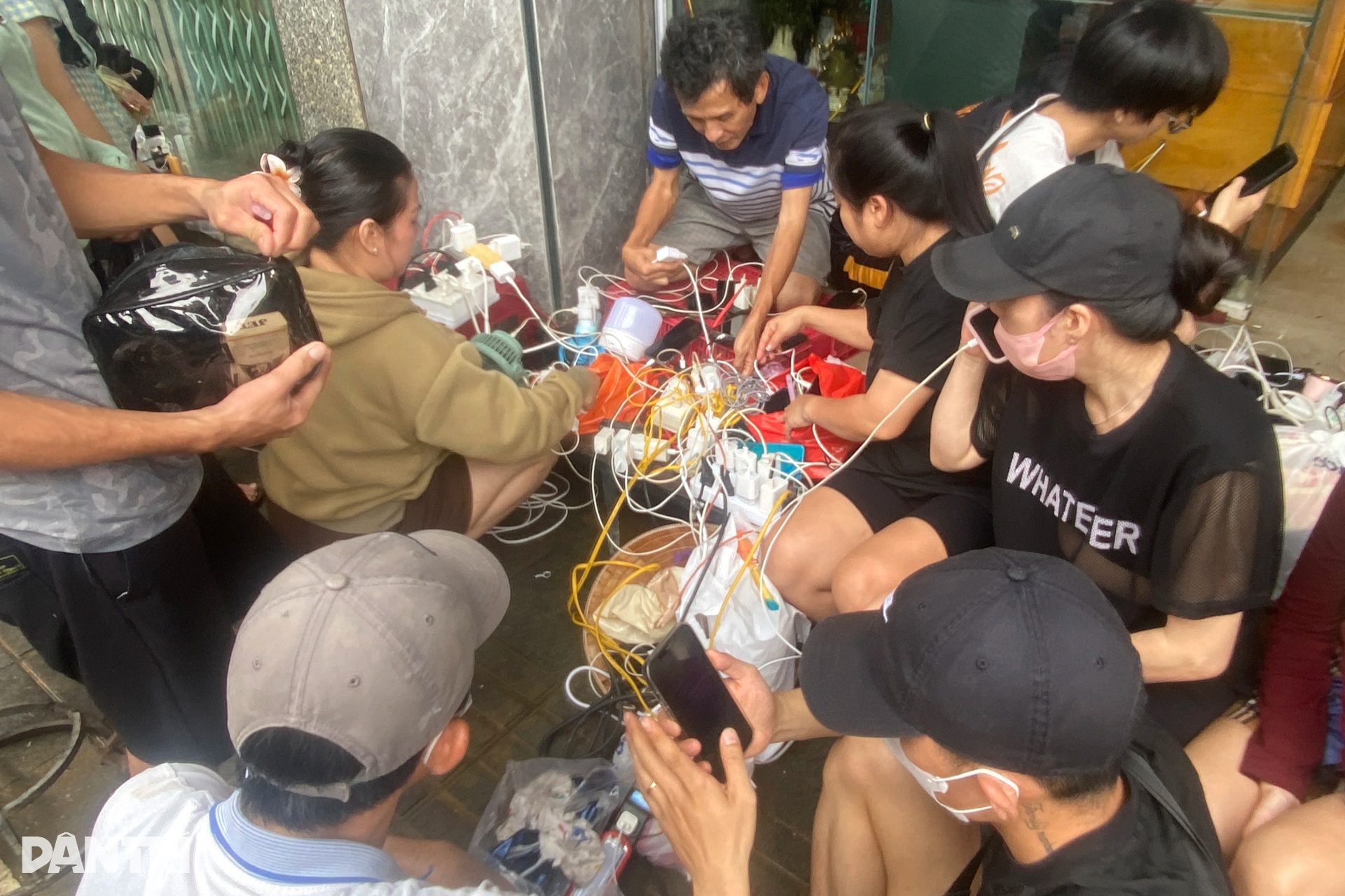 Chợ truyền thống lớn nhất Huế tan hoang sau lũ, nhiều mặt hàng khan hiếm - 14 Chợ truyền thống lớn nhất Huế tan hoang sau lũ, nhiều mặt hàng khan hiếm - 14