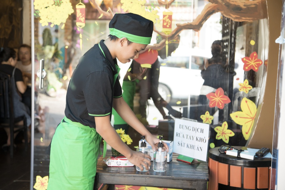 Phi Nhung huỷ 3 show lớn, cùng con nuôi Hồ Văn Cường đi phát khẩu trang - 2 Phi Nhung huỷ 3 show lớn, cùng con nuôi Hồ Văn Cường đi phát khẩu trang - 2