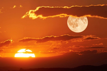 Nước từ Mặt Trời bất ngờ được tìm thấy trên Mặt Trăng