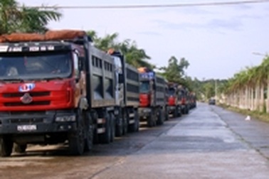 Vụ nhà máy xi măng “tra tấn” dân: Dân tiếp tục phong tỏa nhà máy