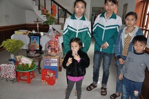 Thương 5 chị em mồ côi rau cháo nuôi nhau