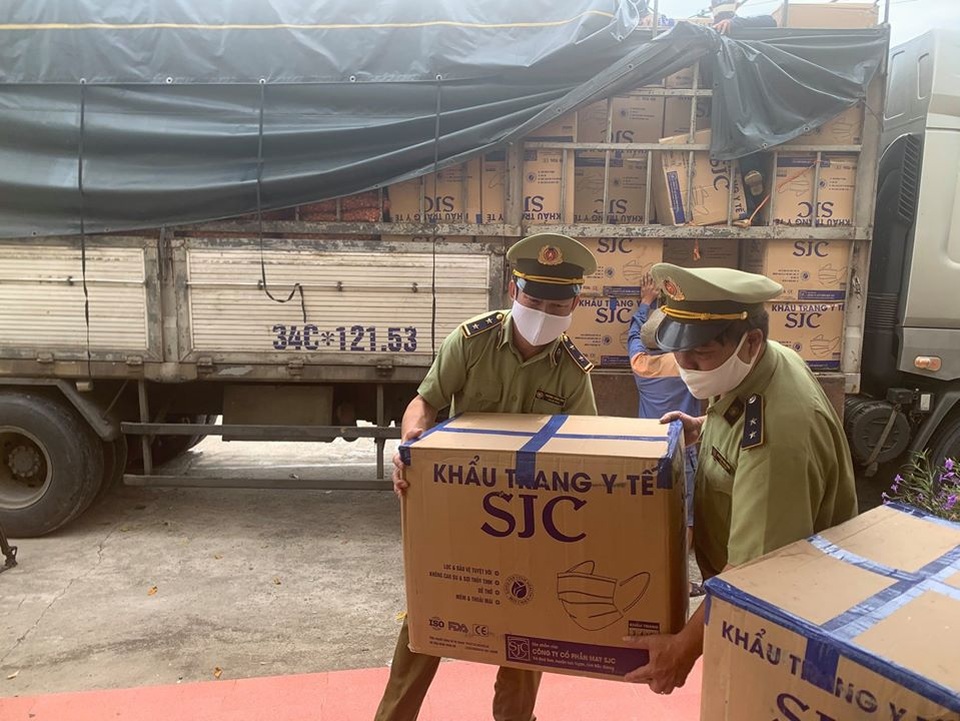 Liên tiếp thu giữ lượng lớn khẩu trang y tế không rõ nguồn gốc - 1 Liên tiếp thu giữ lượng lớn khẩu trang y tế không rõ nguồn gốc - 1