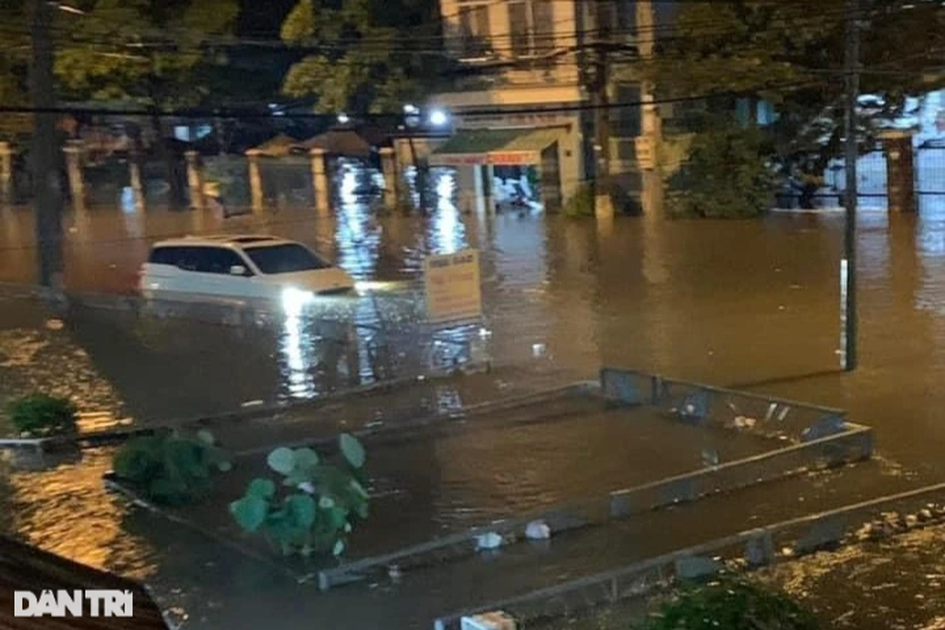 Người dân khốn khổ sau trận mưa lớn kéo dài gây ngập nặng ở Bình Dương - 7 Người dân khốn khổ sau trận mưa lớn kéo dài gây ngập nặng ở Bình Dương - 7