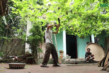 Ông lão đan nong, mơ bữa cơm có thịt cho con trai bệnh tật