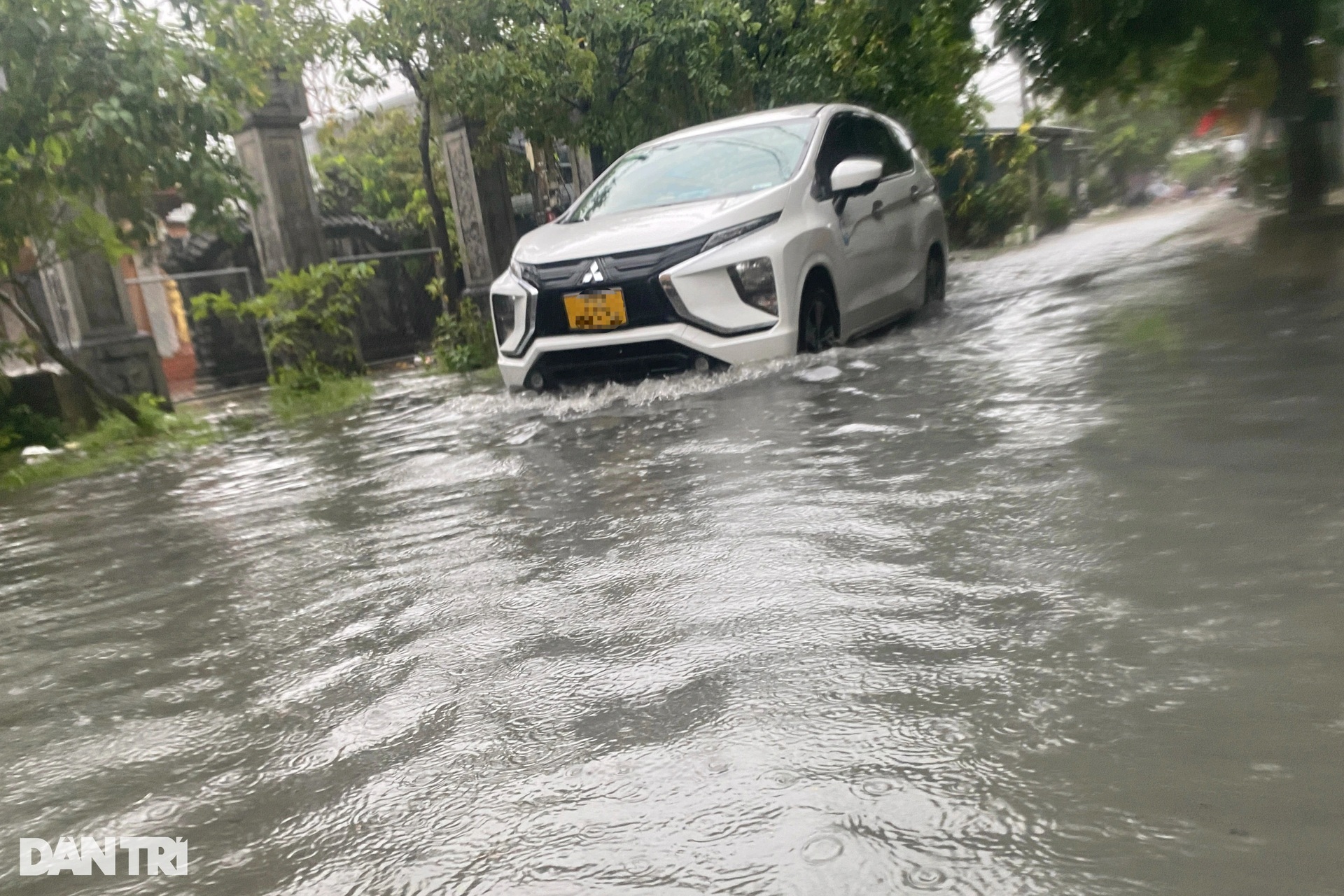 Mưa lớn làm nhiều khu dân cư, đường giao thông ở Huế bị ngập sâu - 4 Mưa lớn làm nhiều khu dân cư, đường giao thông ở Huế bị ngập sâu - 4