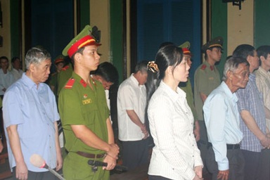 Ký duyệt hồ sơ lập dự án tại… nhà chủ tịch huyện