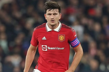 HLV Erik ten Hag cảnh báo Harry Maguire phải ngồi dự bị cho Martinez