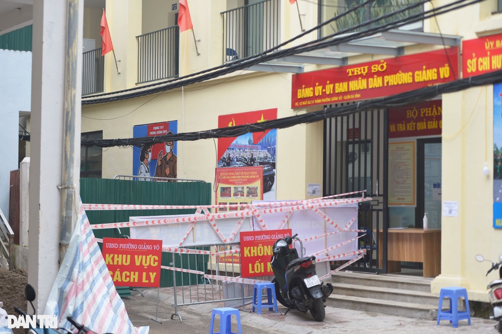 Hà Nội: Dựng rào chắn cao 2 m trước cửa UBND phường để chống dịch - 1 Hà Nội: Dựng rào chắn cao 2 m trước cửa UBND phường để chống dịch - 1