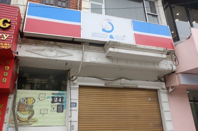 Sau khi về tay Vingroup với giá 1 USD, loạt cửa hàng Shop&Go đóng cửa, kệ hàng trống trơn - Ảnh 2. Sau khi về tay Vingroup với giá 1 USD, loạt cửa hàng Shop&Go đóng cửa, kệ hàng trống trơn - Ảnh 2.