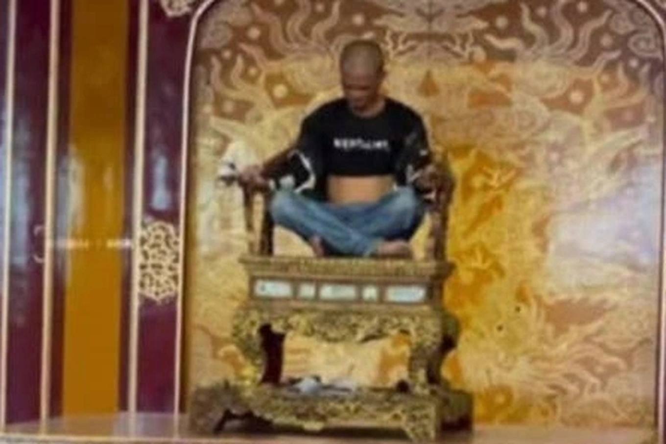 Bộ Văn hóa lên tiếng về vụ người đàn ông ngồi lên ngai vàng ở Huế | Báo ...