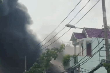 Cháy trong sân nhà dân ở TPHCM, nhiều xe máy bị thiêu rụi