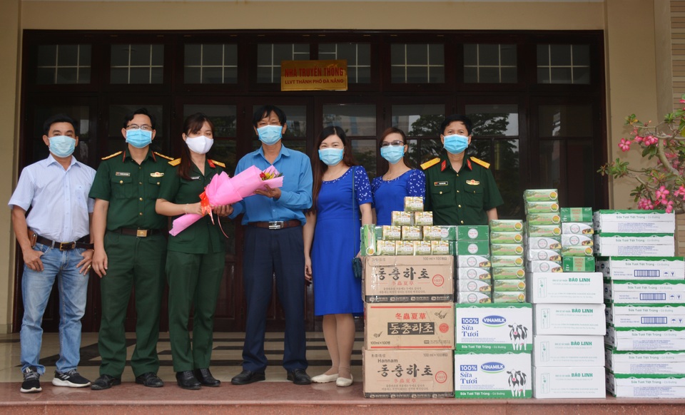 Ấm nồng tình cảm người dân gửi các chốt chống dịch - 1 Ấm nồng tình cảm người dân gửi các chốt chống dịch - 1